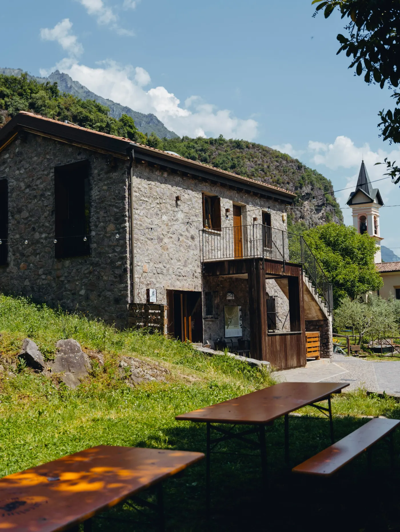 Il Capo di Lago Bistrot con le montagne della Valle Camonica sullo sfondo Il Capo di Lago Bistrot con le montagne della Valle Camonica sullo sfondo