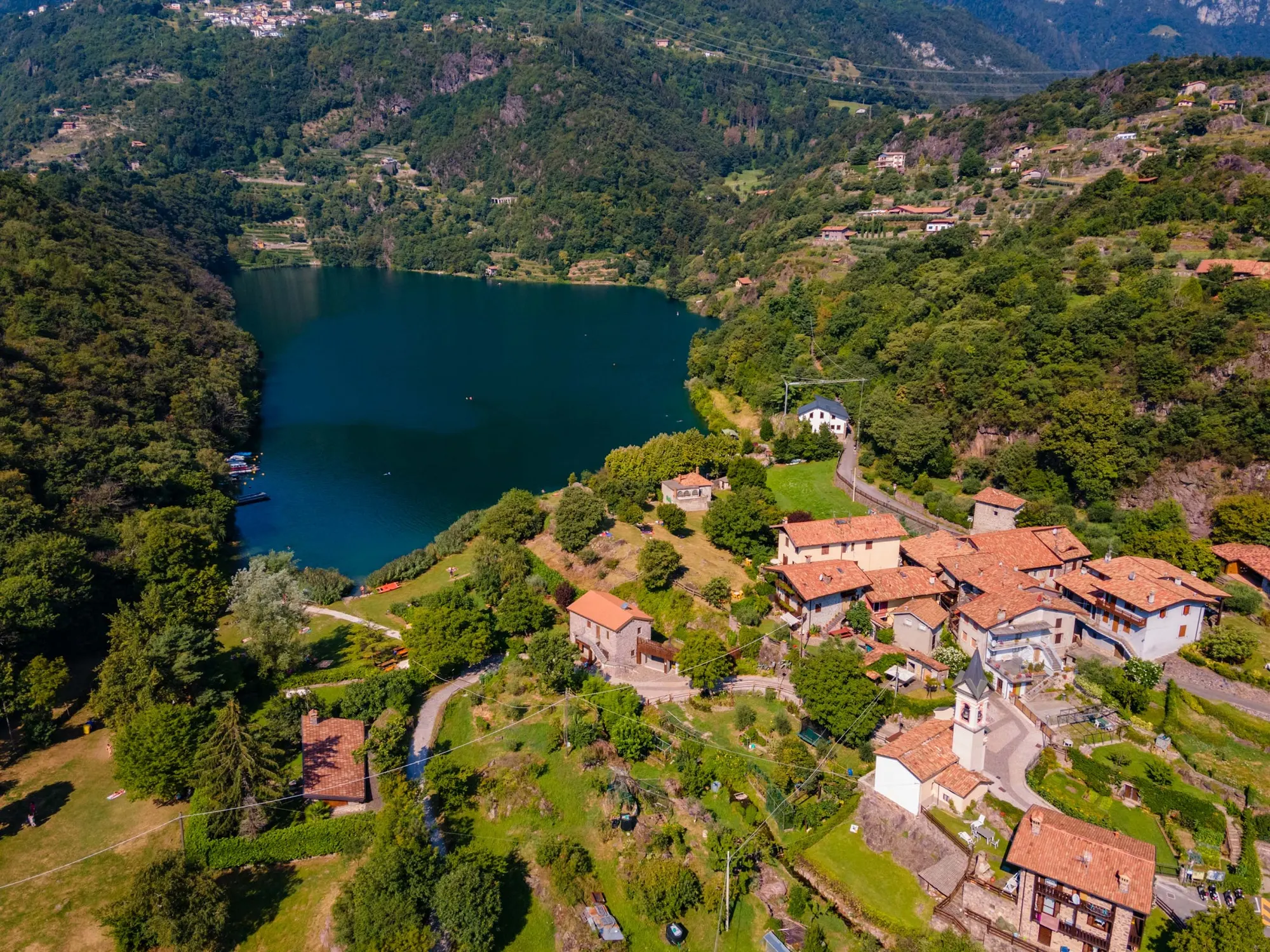 Panorama del Lago Moro visto dall'alto Panorama del Lago Moro visto dall'alto