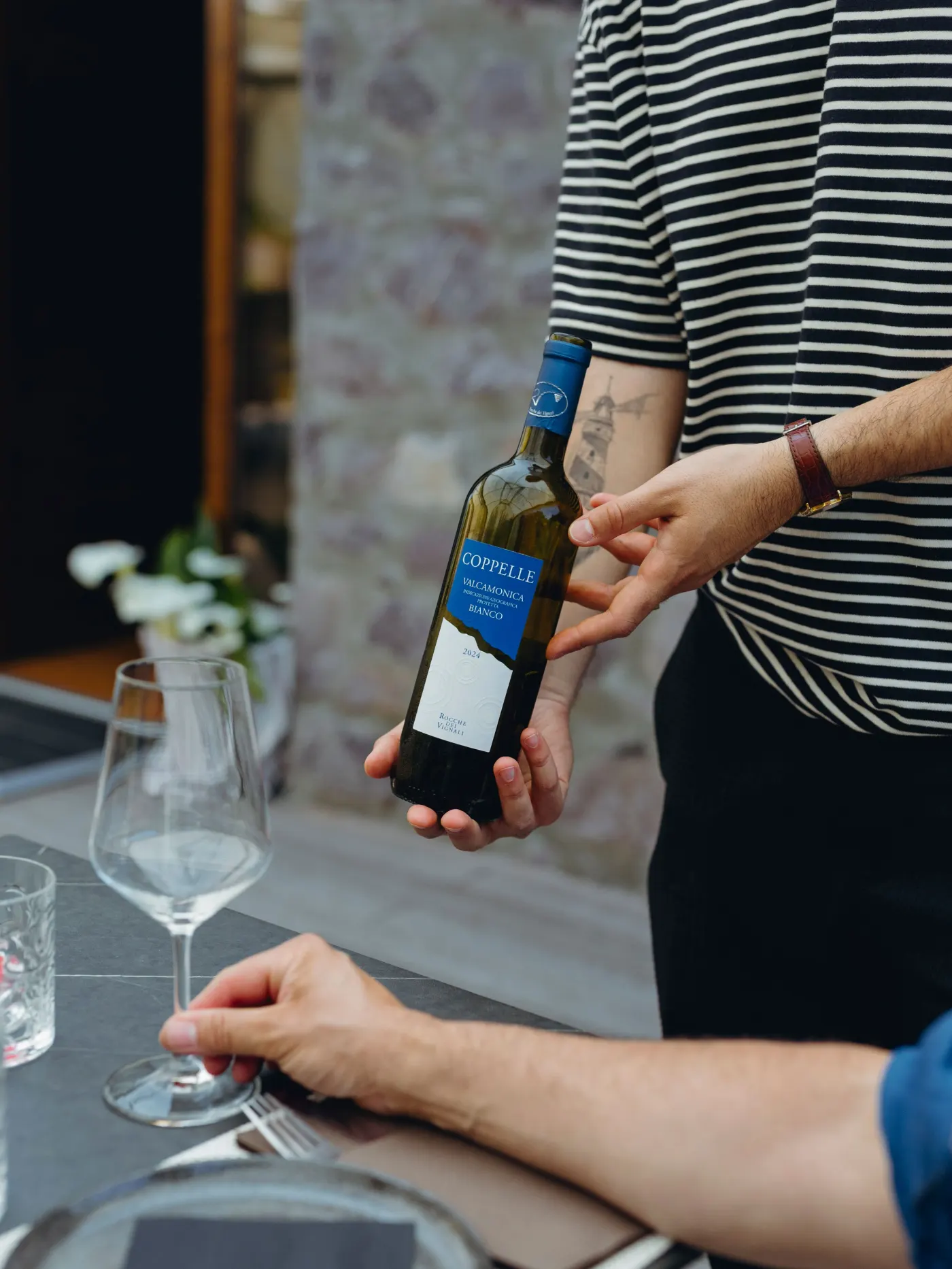 Servizio di vino della Valcamonica al bistrot Servizio di vino della Valcamonica al bistrot